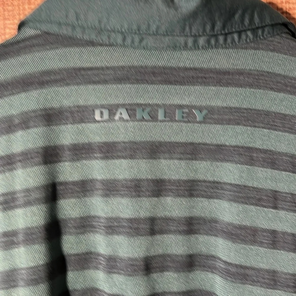 🌻 OAKLEY Men’s sz. 2XL Aero Striped Polo in Pine Forest Golf Active Travel - Picture 4 of 6